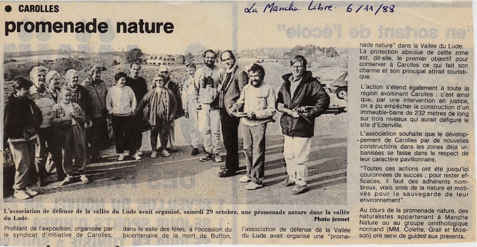 Article La Manche libre. Madame Houssin, présidente de l'association, est 2e à gauche. Animateurs à droite, Yves Grall, Joseph Portier, Jean Collette et Henry Moisson (futur jardinier à Tatihou).