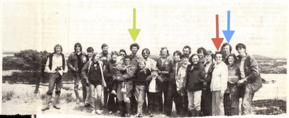 Les participants aux dénombrements. Mademoiselle Lecourtois, organisatrice probable (flèche rouge), Luc Loison (bleu), Gérard Debout (vert). D'autres noms .. A l'extrême gauche, Thierry Grandguillot , au centre devant Gérard Debout, Alain Chartier en famille, à droite, Jacques Villain qui tentera un moment d'animer une association locale (IDIL : peut être &quot;Illustration et défense des iles et du littoral&quot;?), 5e à gauche, Philippe Scolan. &quot;Nous étions jeunes et larges d'épaules&quot;, etc. et surtout jeunes et très chevelus!