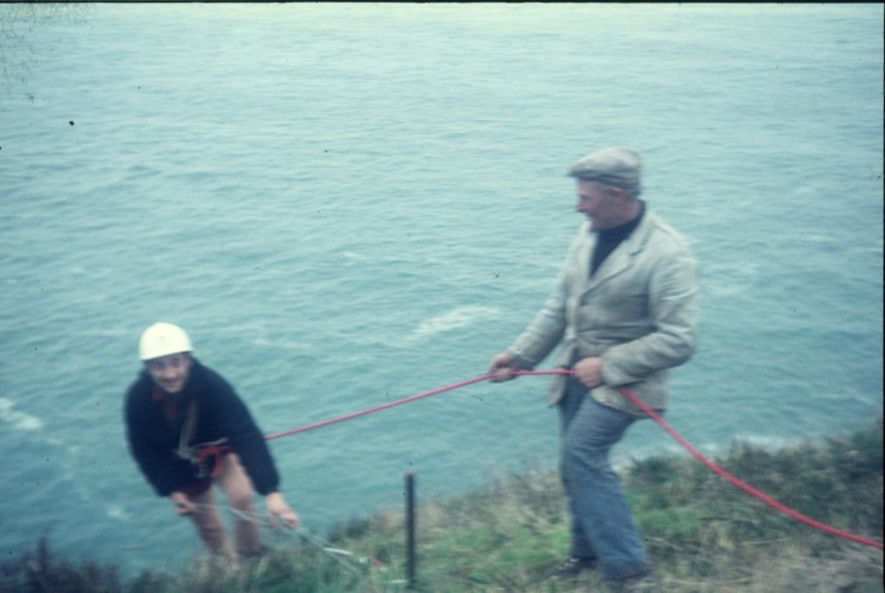 Jacques descend en rappel vers une aire dans la falaise du Nez-de-Jobourg (Auteur inconnu)