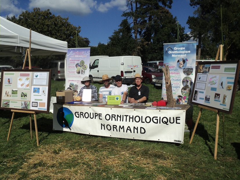 Stand du dimanche : Didier Guillon, Thierry Grandguillot, Luc Loison et Jean Collette. On remarquera que l'organisation s'est améliorée... Les panneaux sont portés sur les supports astucieux fabriqués par Charles Legeleux à l'occasion de l'exposition &quot;les oiseaux du jardin&quot; à Fontaine-Henry quelques années auparavant.