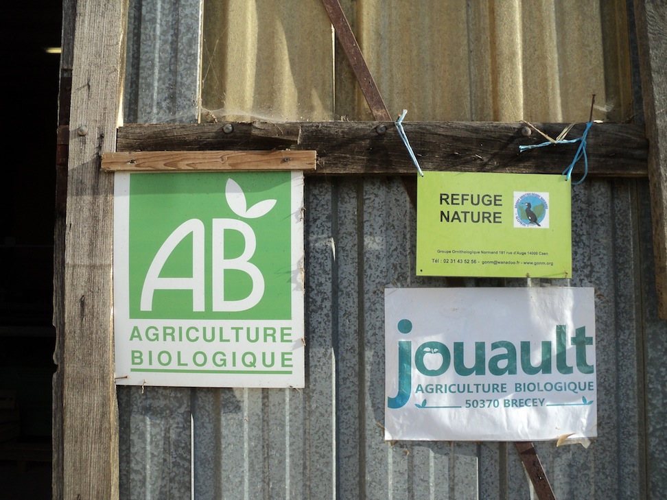 Une bonne publicité pour le GONm : la pancarte &quot;refuge&quot; est accrochée à la porte du bâtiment où a lieu la vente directe deux jours par semaine.