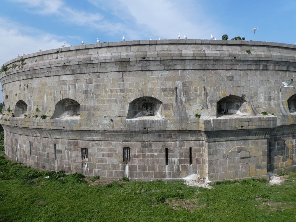 Il est rare d'aller sur l'île du Large. Le fort y est impressionnant. Les cormorans et goélands apprécient les lieux.