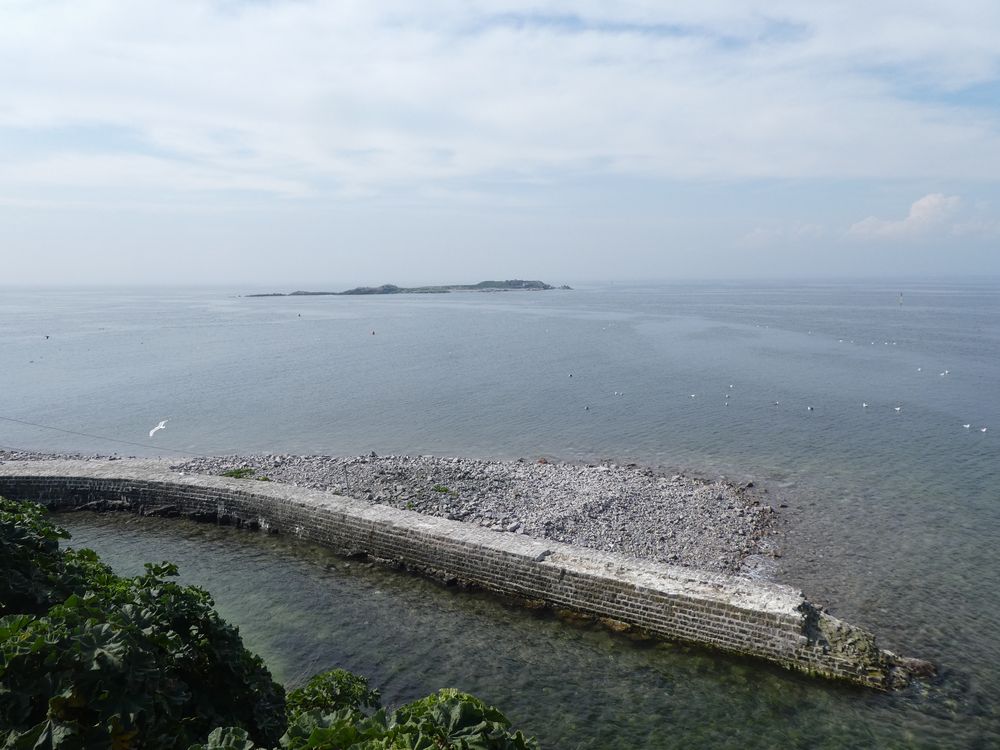 L'île de Terre vue de l'île du Large.