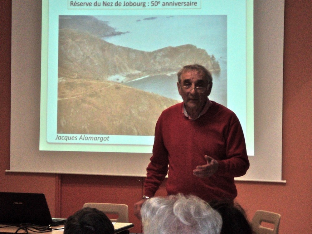 28 mars 2015, assemblée générale du groupe ornithologique normand; Caen (photo J Collette)<br />Jacques résume toute l'histoire naturaliste de cette réserve du Nez-de-Jobourg dont il est devenu le propriétaire.