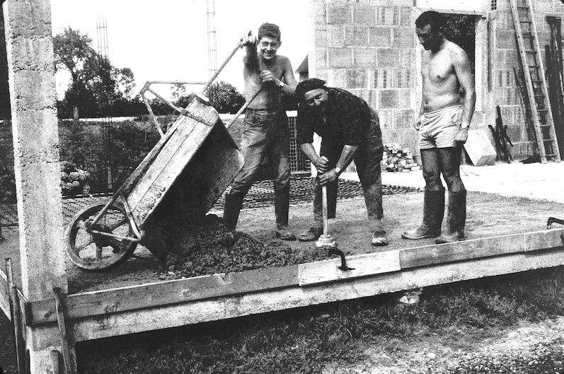 Construction du musée annexe à la ferme du Gros chêne. 20 août 1965.<br />Roger Brun est au centre damant le béton, Jacques Alamargot à droite. <br />Cliché J. Alamargot, initialement en couleur, diapo virée au bleu, transcrite en N&amp;B par JCo. Confiée par JAl à Tirepied le 22 mai 2012.