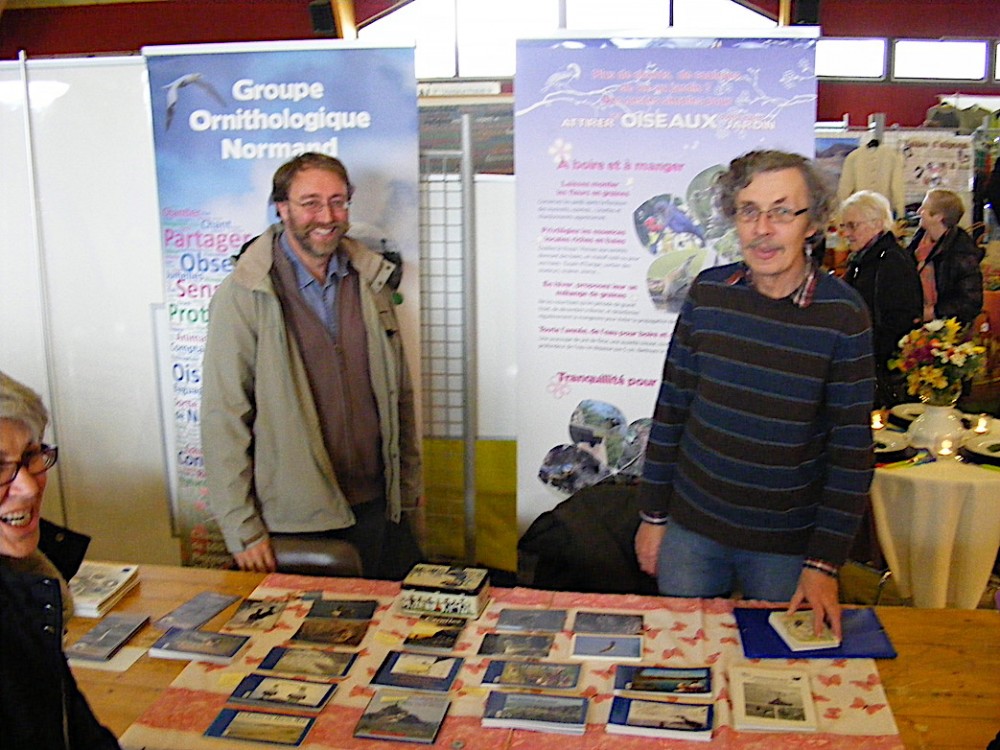 20141116- Pontorson.jpg (281.36 Kio) Vu 14925 fois Le propriétaire de la Biocoop d'Avranches organisait chaque année une journée à Pontorson où étaient réunis producteurs et autres commerçants de la "mouvance" bio. Le GONm était invité à tenir un stand et en même temps proposait au public une sortie de découverte des oiseaux, souvent fort prisée (dont l'horaire nous ébranlait toujours un peu, vu que l'après midi nous n'étions pas sûrs de rencontrer autant d'oiseaux que nous l'aurions espéré...)