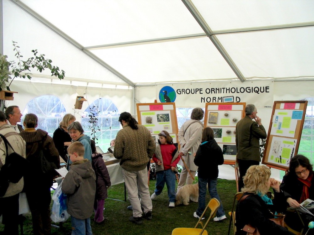 Château de Crévecoeur - Entre les diverses courses aux oeufs, le public (parents et enfants) est captif... Les conditions sont donc parfaites pour proposer un petit jeu questionnaire aux enfants (et aux parents en assistance!) dont les réponses sont à chercher au milieu des documents exposés. Belle réussite! <br />Charles Legeleux (à gauche sur la photo), Jocelyne Dailloux  et Didier Desvaux m'aidèrent lors de la première édition, équipe renforcée de Robin et Martine Rundle l'année suivante.