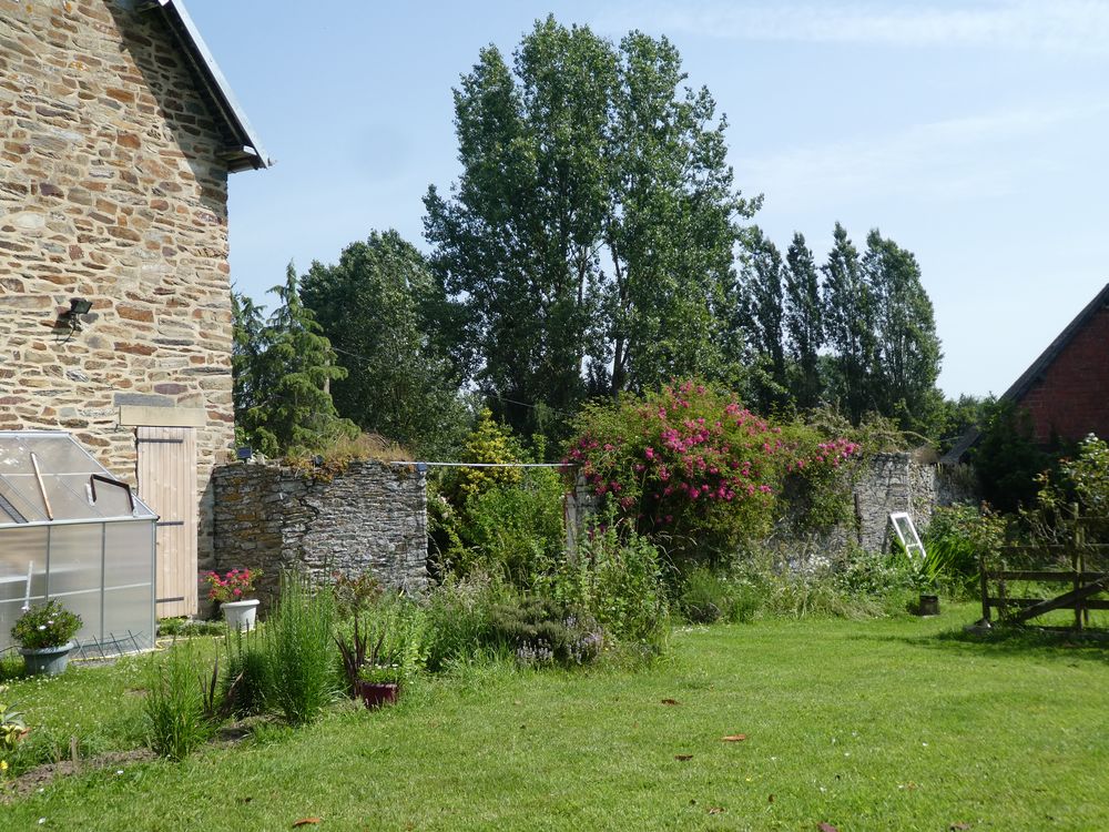 Un ancien jardin fruitier où circulent abondamment les chardonnerets.