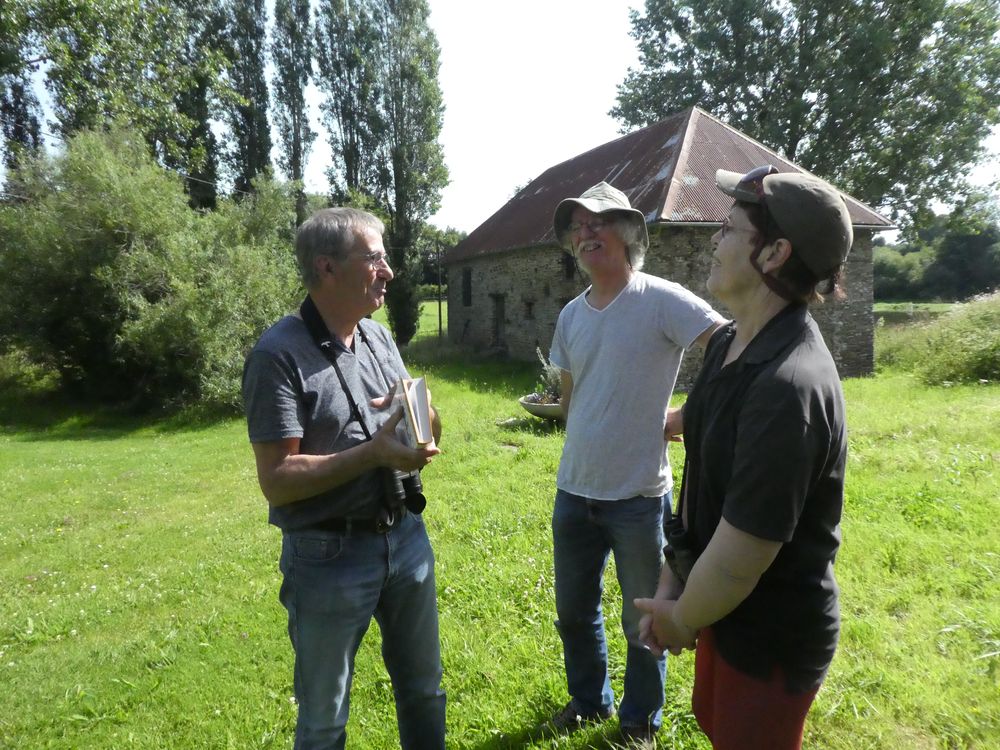 Alain en grande discussion avec Monsieur et Madame Plut, les propriétaires du refuge. A l'arrière, le bâtiment où a niché le faucon crécerelle et la rangée de peupliers qui attire la grive draine. Le plan d'eau est en bas à droite.