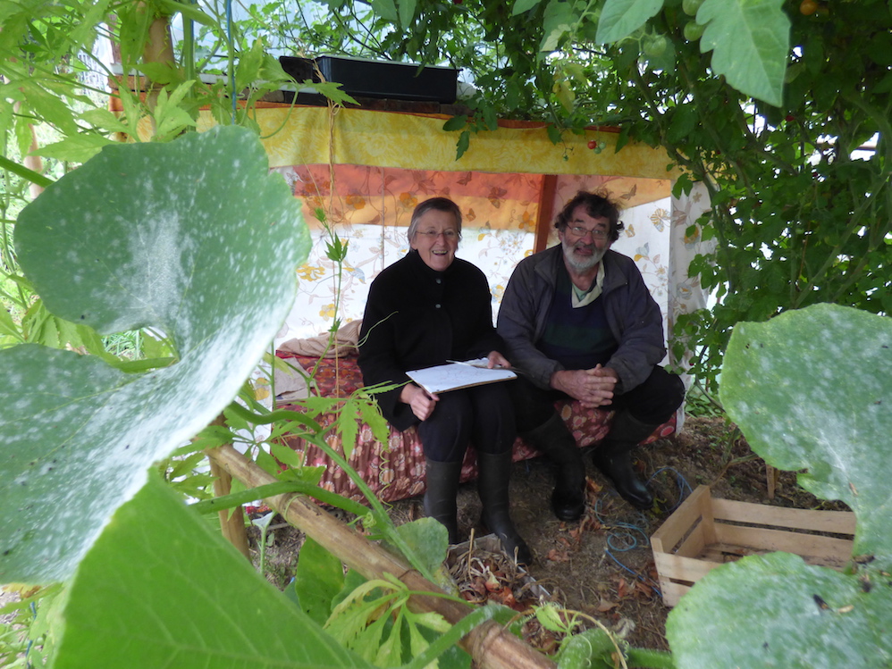 Le repos des jardiniers (permaculture de règle) sous la serre.