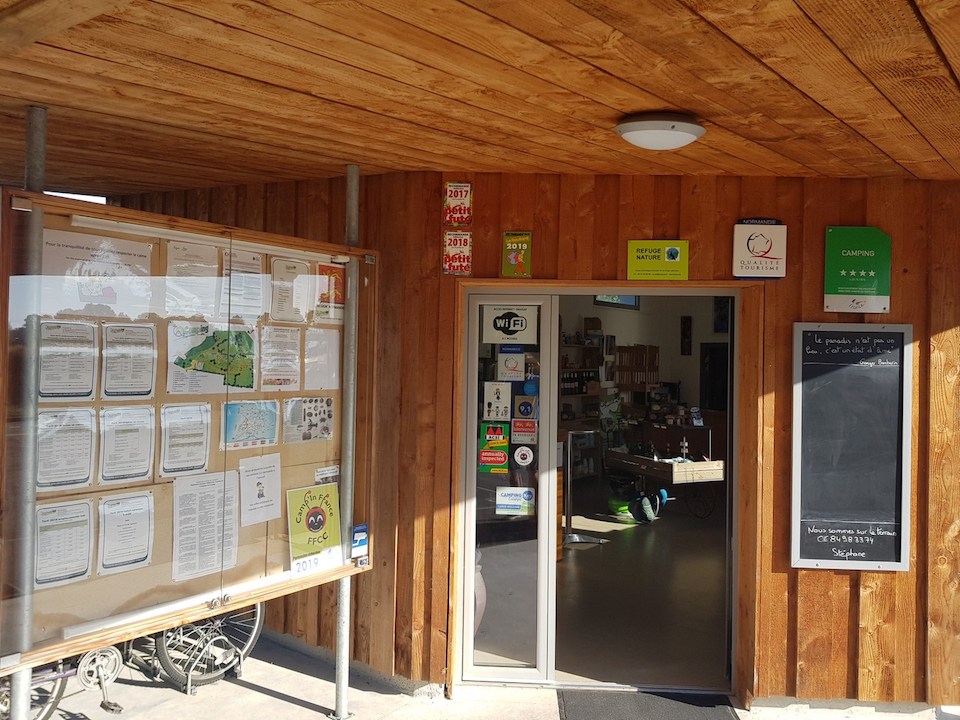 La pancarte du refuge du GONm est en bonne place à l'entrée du bureau. (Le camping est cité dans le guide du routard 2019!)