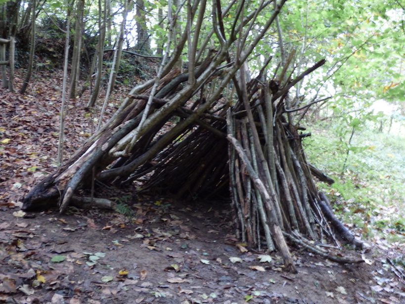 Cabane pour jouer sérieusement aux hommes des bois