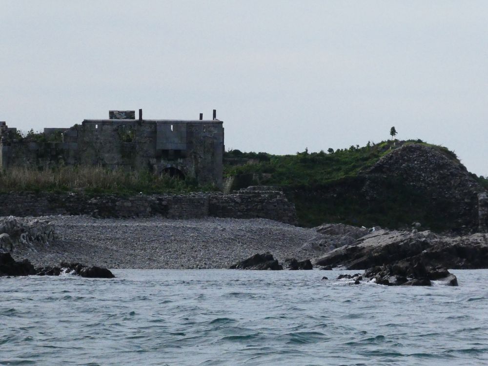 La plage de galet est devenue avec les fortes marées une micro-falaise.