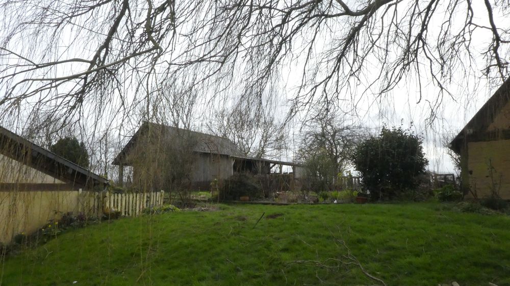 Vers le sud-est, la bergerie qui accueille des moutons et, au printemps, des hirondelles.