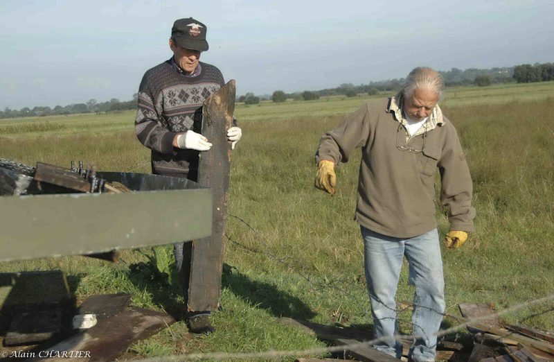 Christian et Alain lors de la dépose des bois vermoulus du auvent.