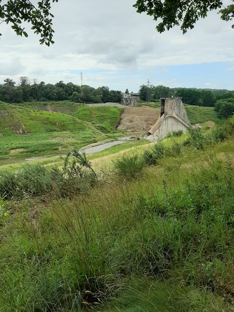 Les restes du barrage de Vezins  et la Sélune en contrebas.