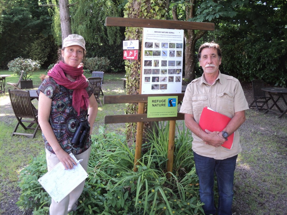 Anaïs et François Joly devant le panneau illustré rapportant la liste des observations du 4 mai dernier.