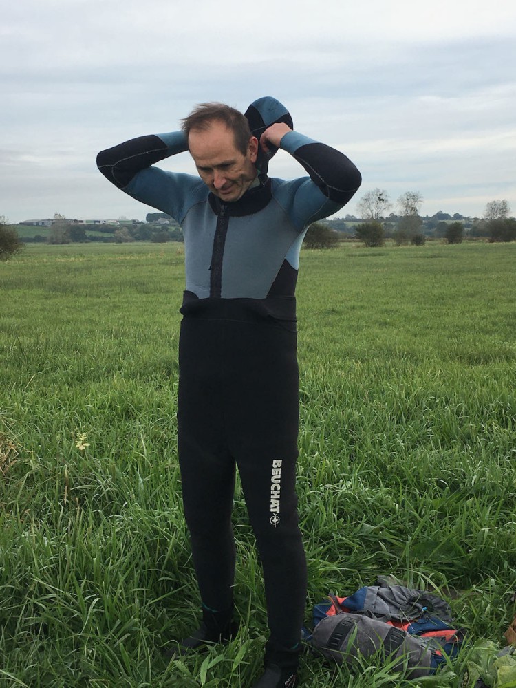 Jean-Marc apprêté avant la plongée dans l'eau du fossé