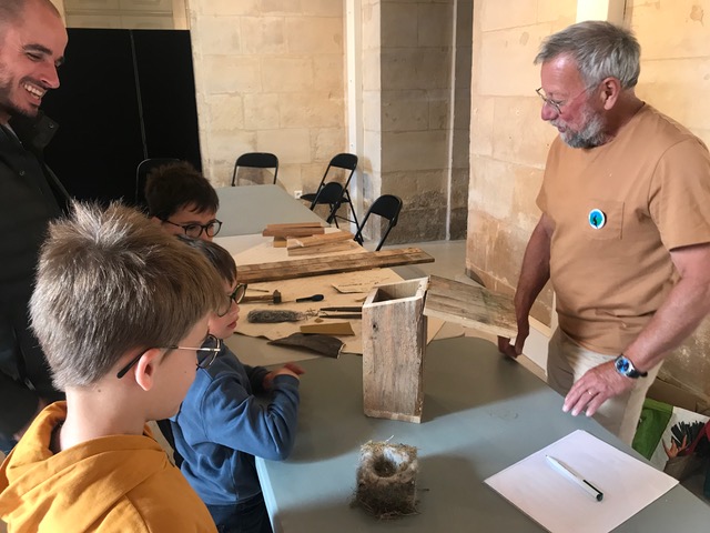 Jean-Pierre à l'atelier nichoirs. Photo G Debout