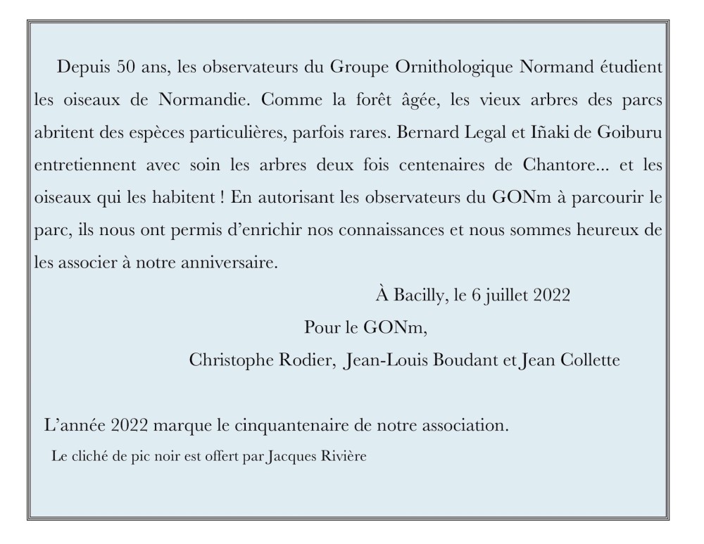 Au dos de la photo offerte en souvenir. Le cliché du pic noir au nid est offert par Jacques Rivière. Christophe Rodier, adhérent du GONm et ami des propriétaires, est à l'origine des premiers contacts entre les propriétaires et le GONm.