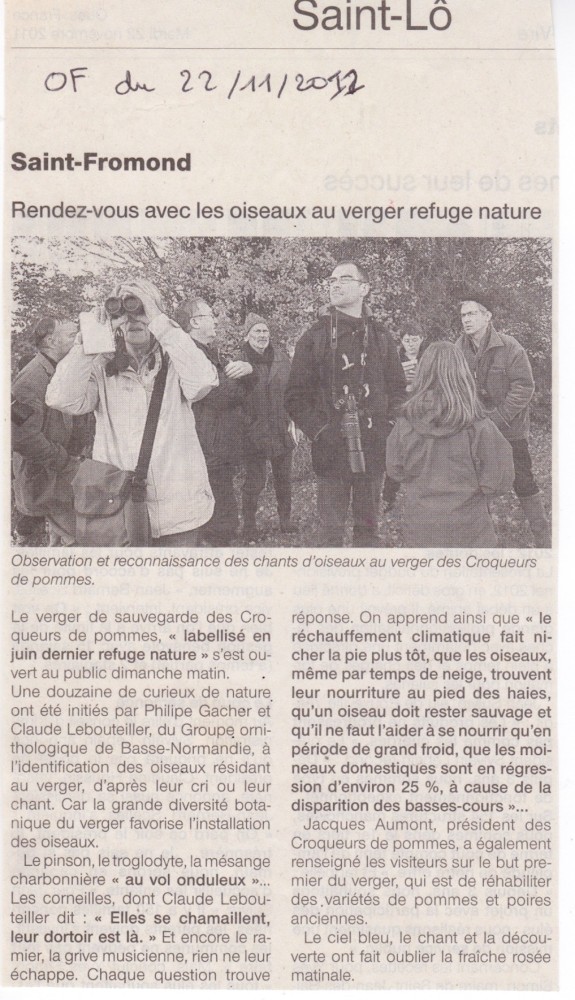 2012 11 22-Saint-Fromond-C Lebouteiller.jpeg (770.69 Kio) Vu 10918 fois Animation au verger, Ouest-France du 22 novembre 2012.<br />Claude est au centre à l'arrière plan (avec bonnet) et Philippe Gachet à droite (bonnet noir)