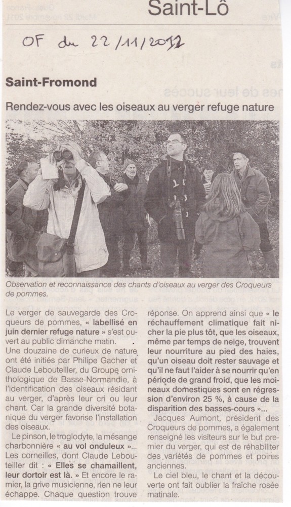Animation au verger, Ouest-France du 22 novembre 2012.<br />Claude est au centre à l'arrière plan (avec bonnet) et Philippe Gachet à droite (bonnet noir)