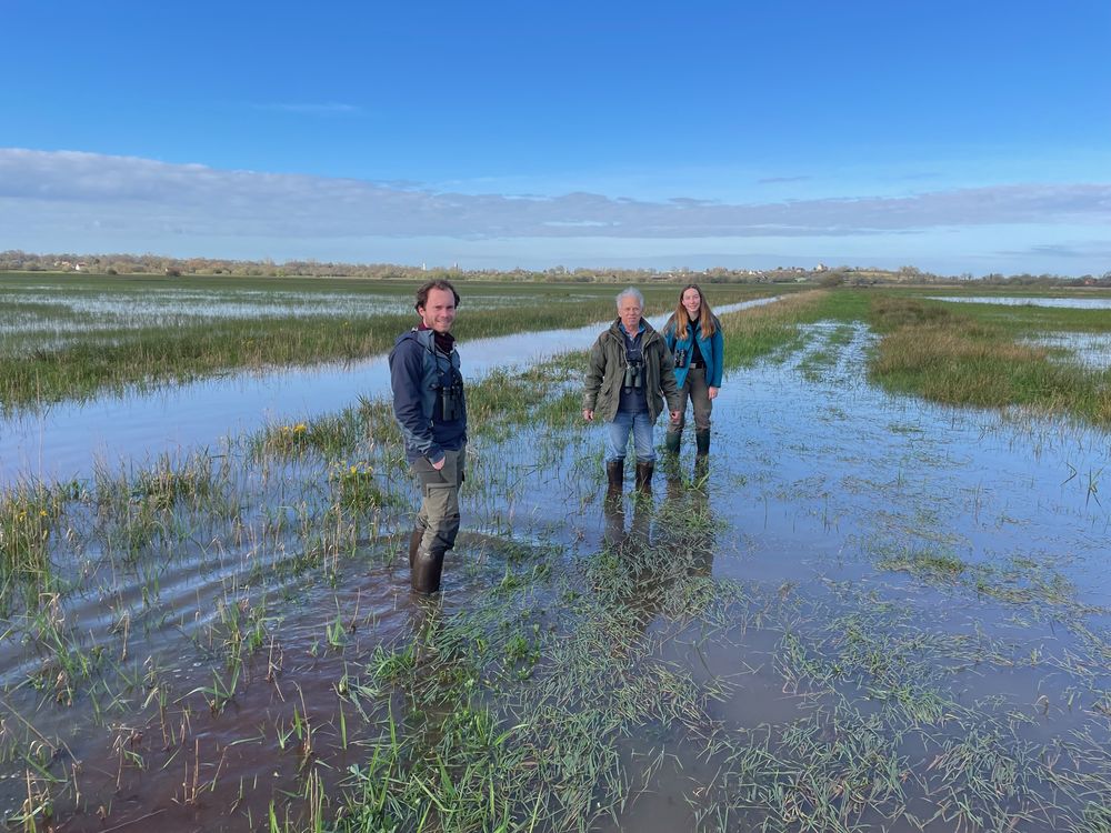 De gauche à droite : Bastien Rémy, nouveau technicien de la réserve, Alain Chartier, conservateur et Amélie Gleyal, stagiaire<br />Photo : JM Savigny