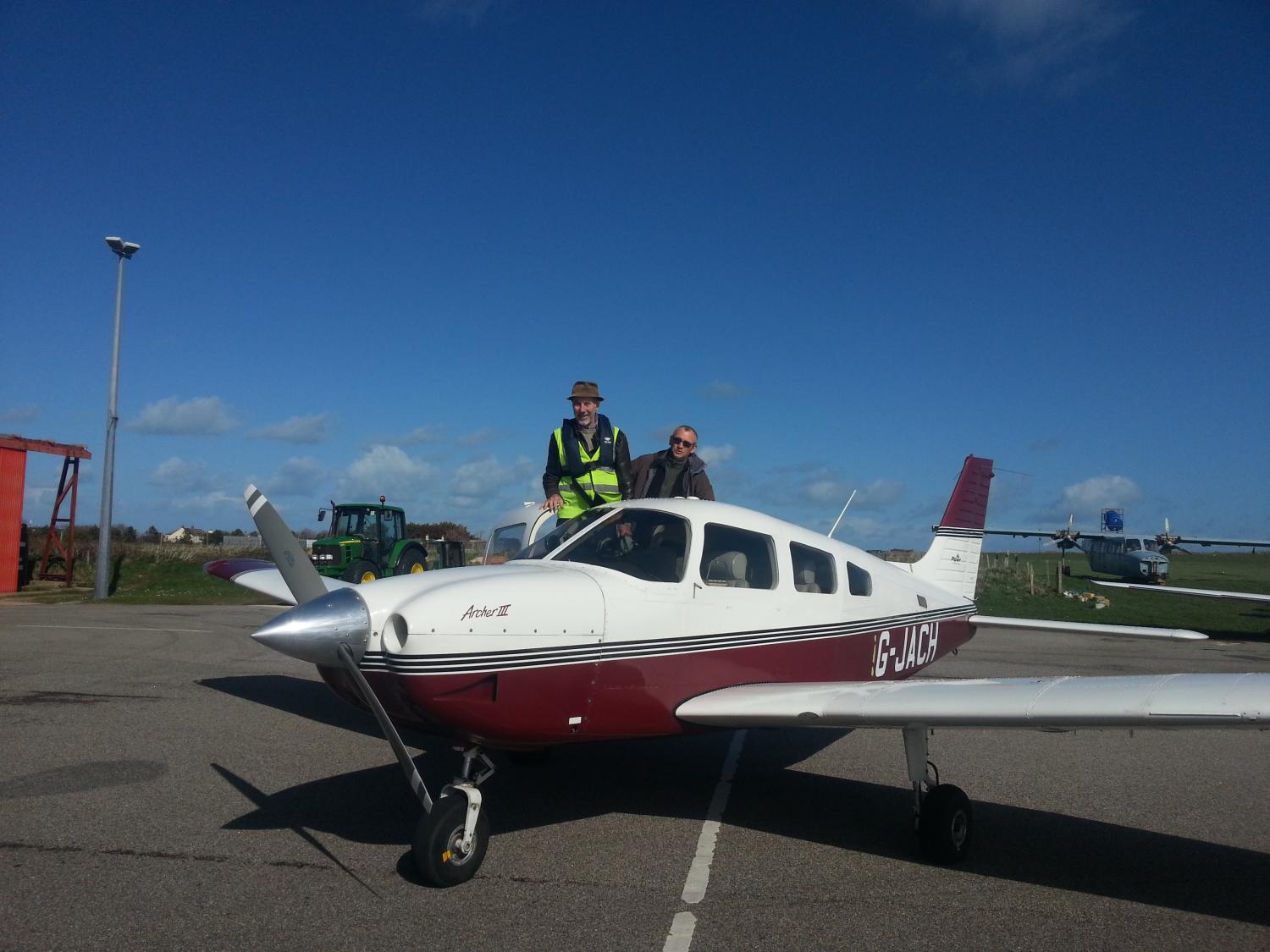 Notre pilote (Peter May) et Gilles (avant le décollage)