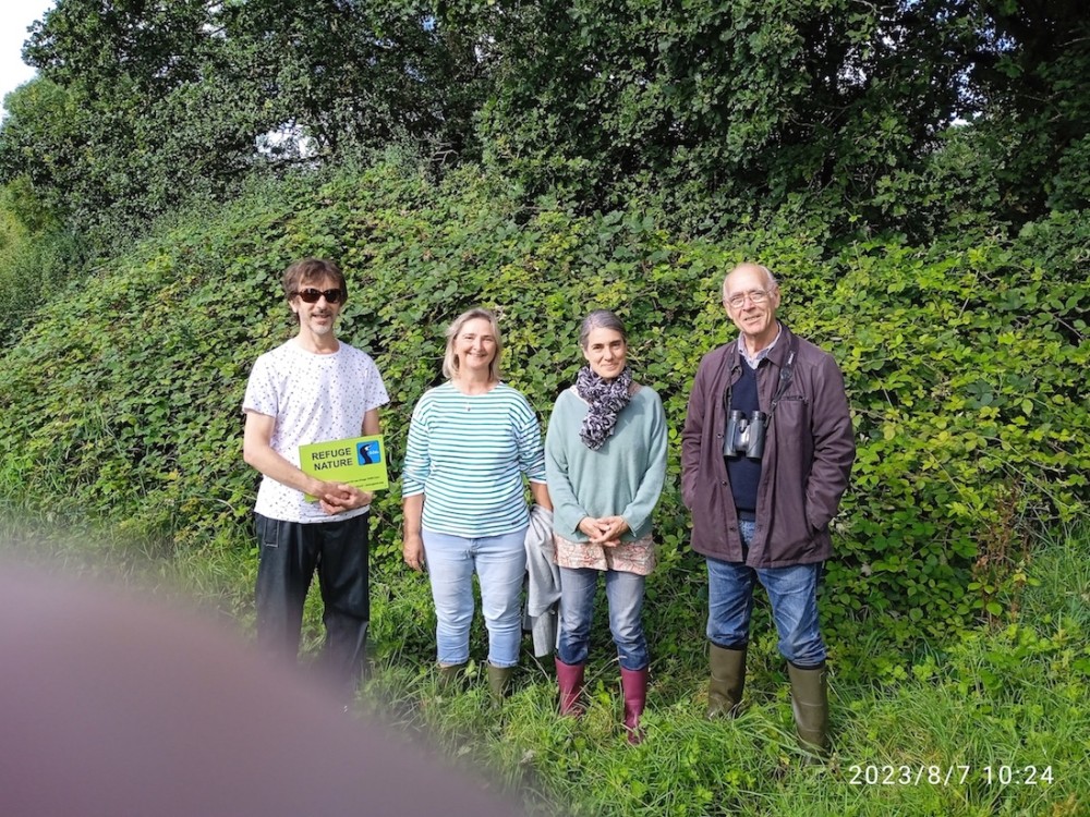 Rencontre du 7 août et remise de la pancarte. Michel Pernet-Solliet à gauche, un des promoteurs de la démarche, et deux adhérentes, Esther Lacroix et Anne Liberge.