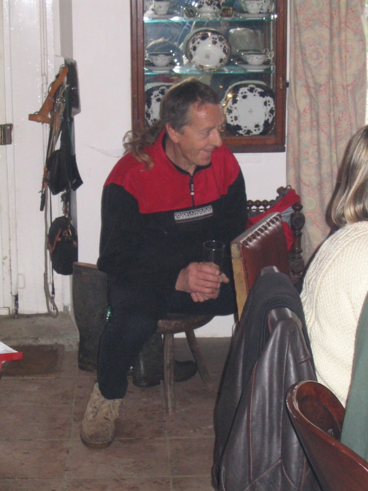 28 novembre2004, Pont-Farcy/14, Charles au refuge Ch. et S. Long : journée &quot;haie plessée&quot;, au repas dégustation des cidres apportés par les participants. (photo J. Collette)