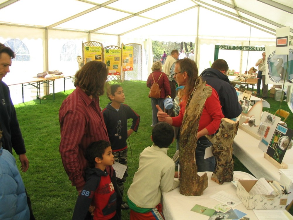 8 avril 2007, Charles explique le rôle des vieux pommiers au jeune gagnant du jeu concours que nous avions organisé à partir des documents exposés sur le stand.