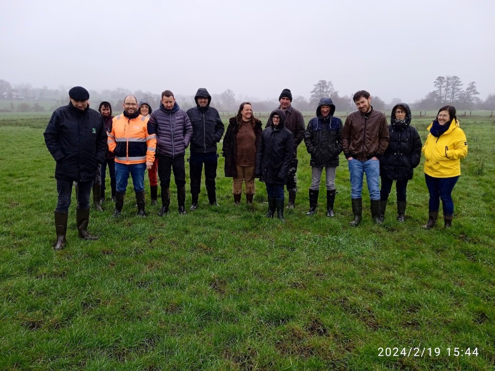 Le groupe à l'Orange (après 2 h sous crachin efficace!)<br />Photo J Collette