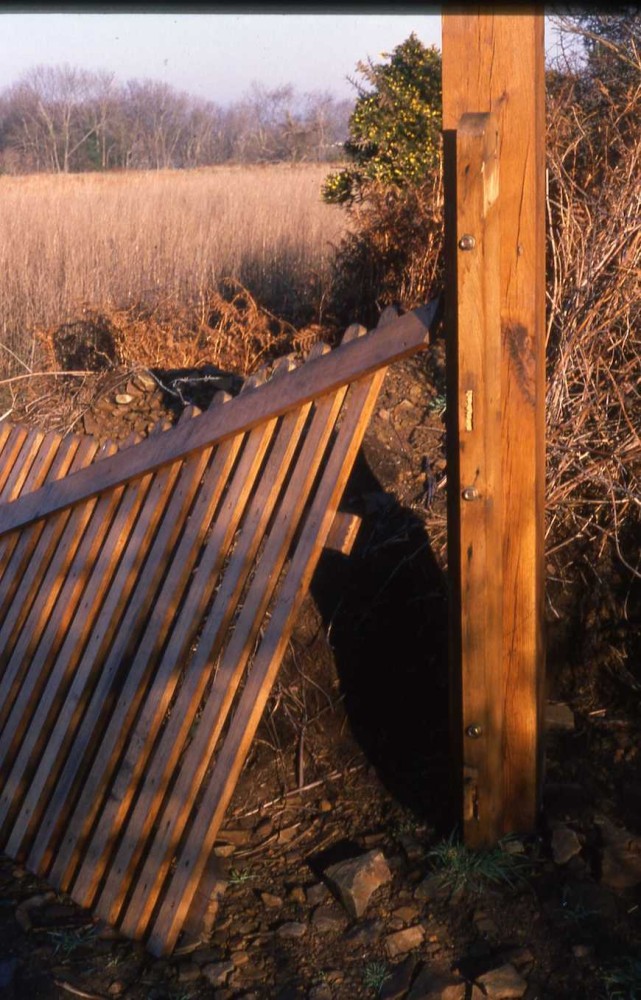 La barrière neuve détruite à l'automne 1989, époque de l'affrontement tangible avec la société de chasse de Carolles.
Nous avions fait construire cette barrière sur le modèle traditionnel local dite "barrière à écharpe et reillettes"