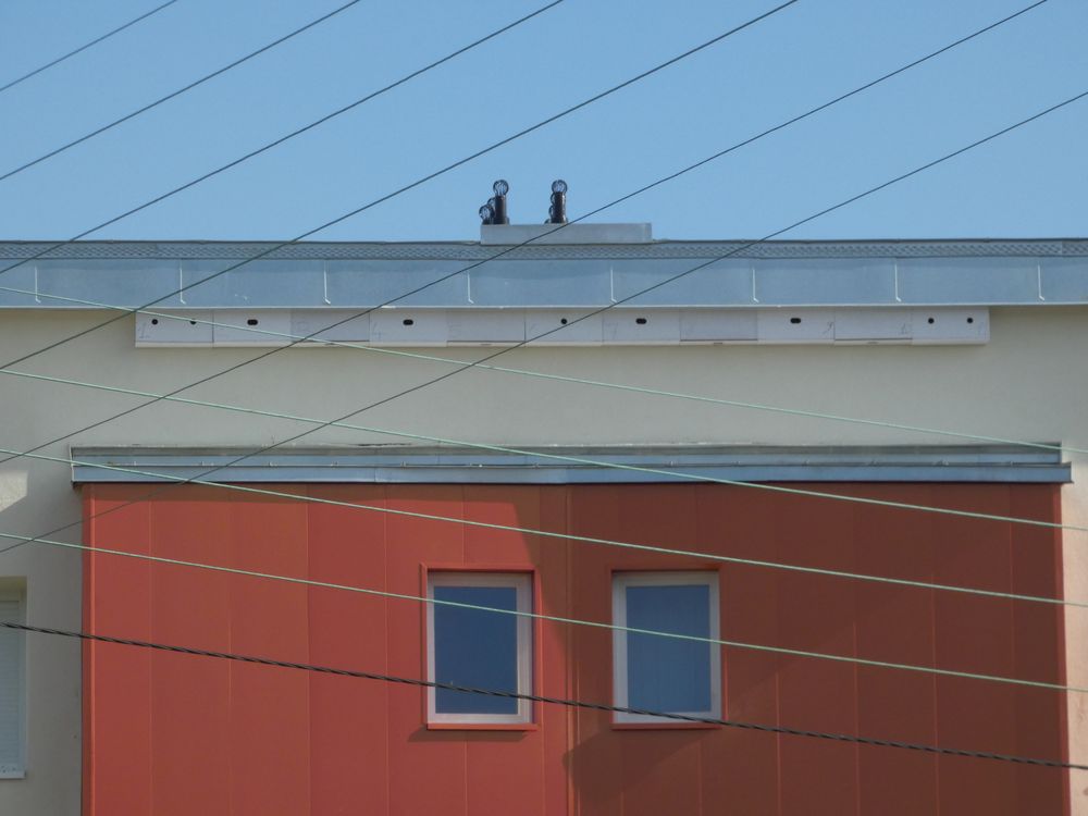 Nichoirs installés sur plusieurs immeubles, rue d'Authie à Caen (Photo : Philippe Gachet)