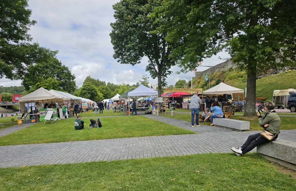 Les stands étaient installés sur la plage verte le long de la Vire.
