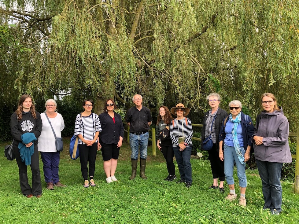 Le groupe de visiteuses venu de Cerisy; Madame Heurgon au centre (chapeau). <br />Les personnes en résidence au Centre culturel sont concernées à des titres intellectuels et/ou professionnels divers par le thème.