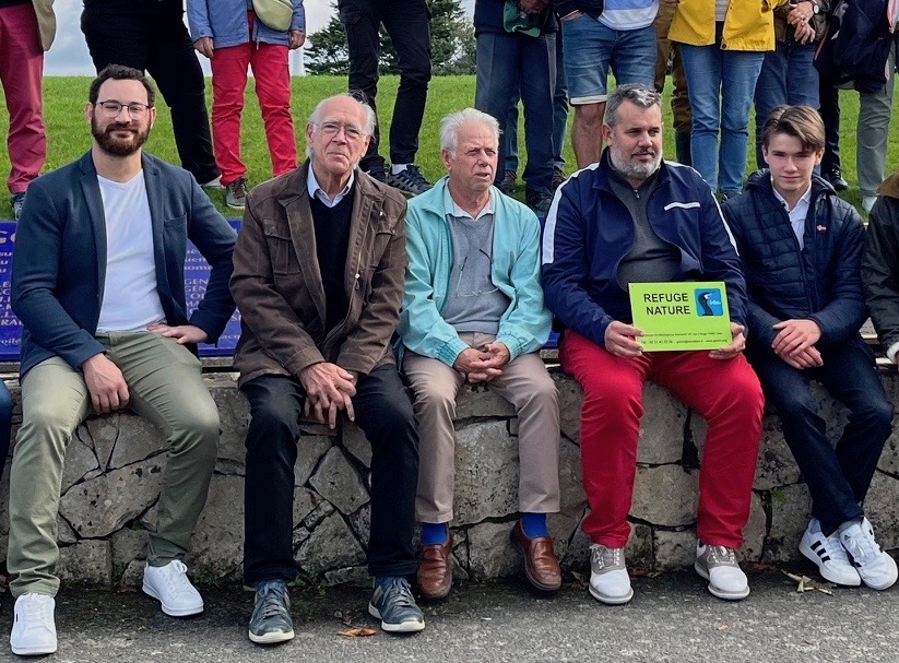 De droite à gauche sur la photo, Nils Ford, correspondant du refuge; Yoann Tanneau directeur, Alain Chartier, Jean Collette et Maxime Brehier, salarié de l'association du golf et référent biodiversité.