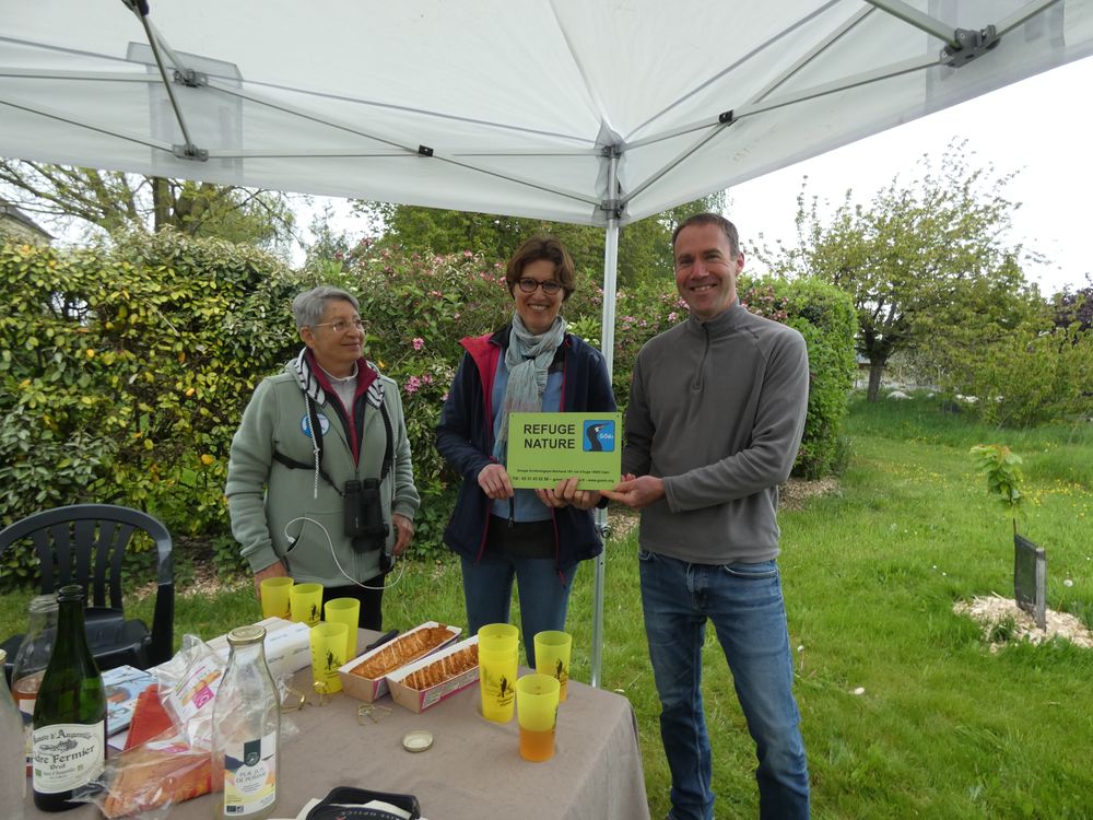 Andrée, correspondante du refuge, et Aurélie et François Bizeul lors de la remise de pancarte-refuge.