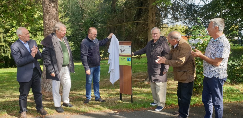 Photo de groupe. Le président du GONm, Gérard Debout, est présent, deuxième à partir de la gauche.
