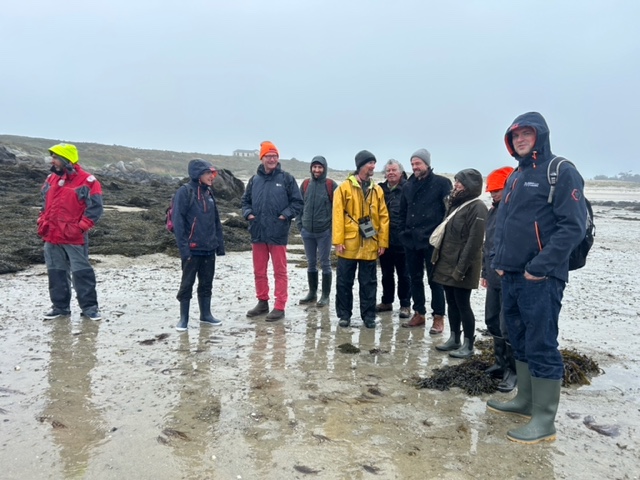 La délégation sous le crachin chausiais