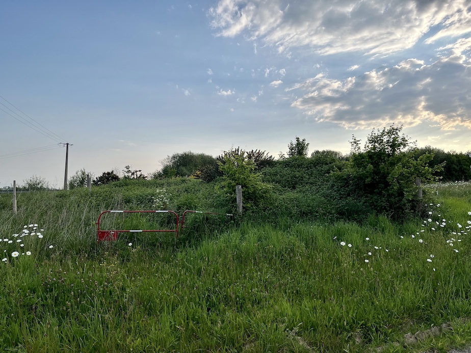 Un autre espace indécis en bordure de la route débouchant sur le rond point.