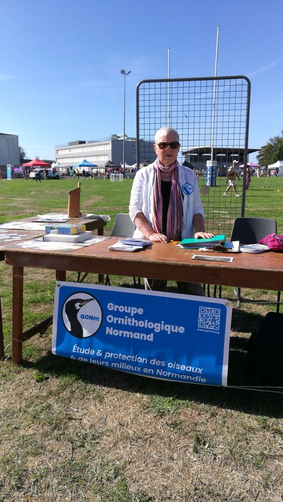 Paule derrière son stand sur le terrain de football