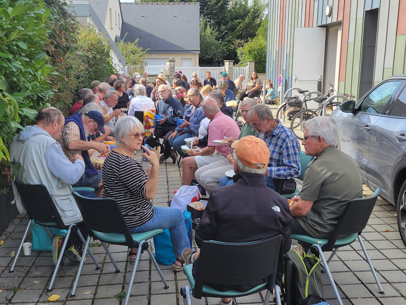 pique-nique convivial et au soleil - photo Xavier Corteel