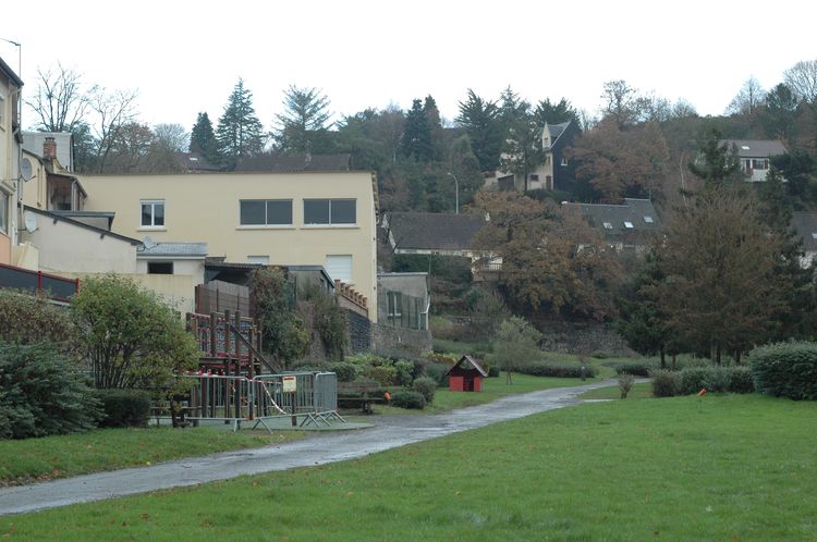 Entrée du parc de la Dollée. A gauche, le quartier de la Dollée