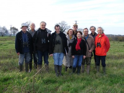 les participants au &quot;comptage-démonstration&quot; sur parcelle de chaume : à partir de la droite Jacques Bruno, Luc Loison, Claude Legras, Evelyne Bouhallier, Bernard Boutemy, Marie-Hélène Jouault, Sébastien Crase, Luc Lecarpentier, Jean Collette et André Michel.(29 novembre 2014)
