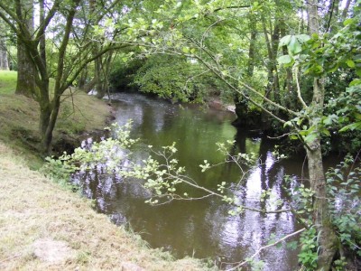 Le circuit passe entre la Sée et l'étang de Pont Roulland