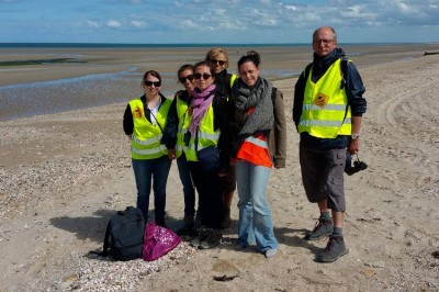 LaTeam.jpg (123.37 Kio) Vu 10341 fois L'équipe de bénévoles sur la plage de Saint-Marcouf (sans Gilles Guillou qui a pris la photo).