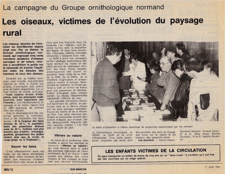 Ouest-France, 11 juin 1991<br />Dans le couloir en attendant l'exposé.<br />A gauche, Luc Loison, devant lui, appuyé sur la table, notre collègue de Servon, Ghislain Rousselle qui venait d'éditer son ouvrage &quot;Les oiseaux sauvages, notes pour servir à leur découverte dans les paysages aux confins de la Normandie, de la Bretagne et du Maine.&quot;