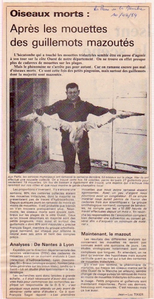 G.jpeg (297.29 Kio) Vu 13754 fois La Presse de la Manche, édition du 10 février 1984. Si les analyses des cadavres se poursuivent, le phénomène nouveau concerne l'apparition d'oiseaux mazoutés en grand nombre. C'est typiquement la "mode" de l'époque : les pétroliers profitent des épisodes de tempêtes pour vidanger leur cuves - le dégazage - , comptant sur la "dilution" de la pollution pour échapper aux contrôles.