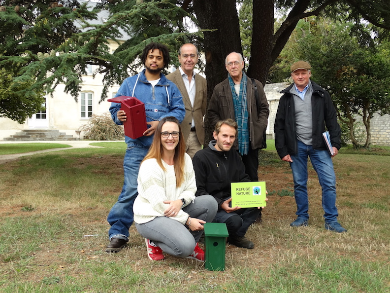 Photo souvenir du groupe: Jean-Pierre à droite, le directeur Jean-Yves Blandel  à ma droite; au premier rang, le responsable des espaces verts Quentin Davous et l'ergothérapeute Cécile Perrine.